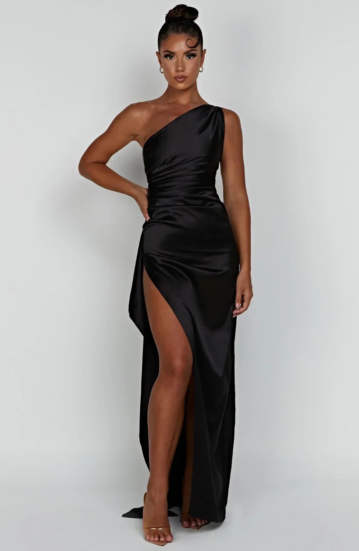 SUNA Luxe Satin One-Shoulder Splitkjole Elegant I Satin