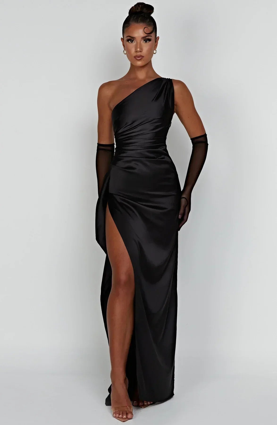 SUNA Luxe Satin One-Shoulder Splitkjole Elegant I Satin Sort