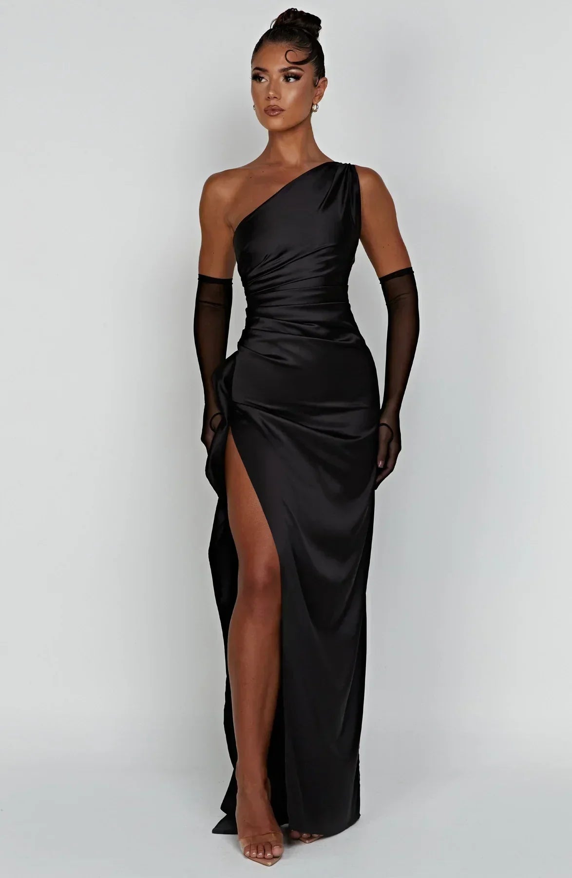 SUNA Luxe Satin One-Shoulder Splitkjole Elegant I Satin