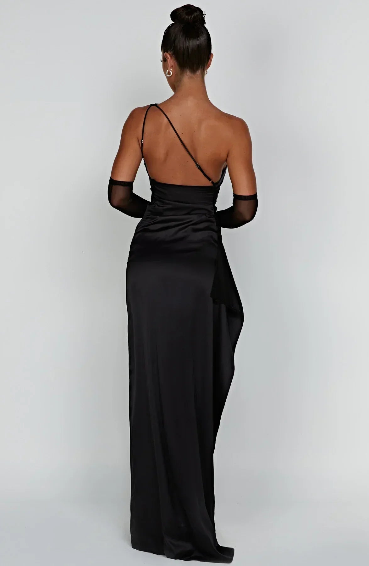 SUNA Luxe Satin One-Shoulder Splitkjole Elegant I Satin