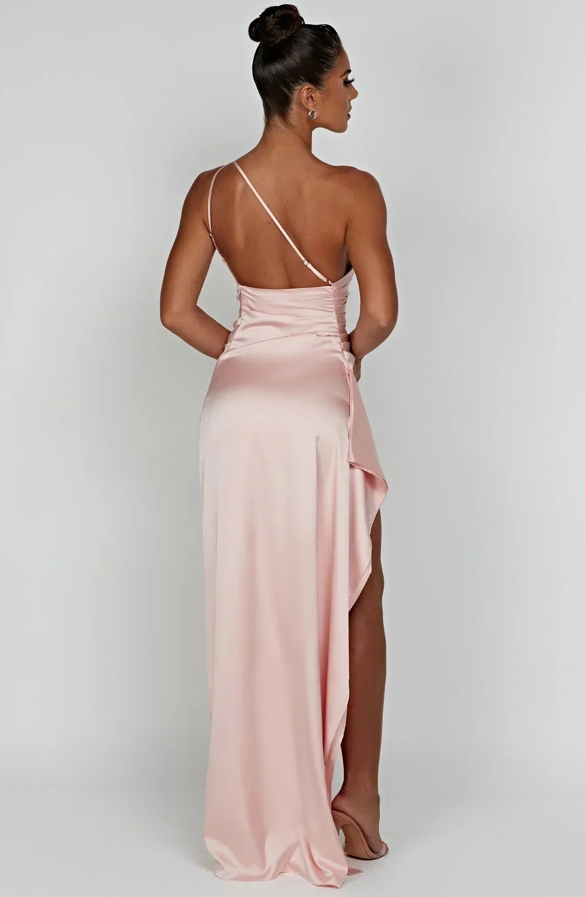 SUNA Luxe Satin One-Shoulder Splitkjole Elegant I Satin