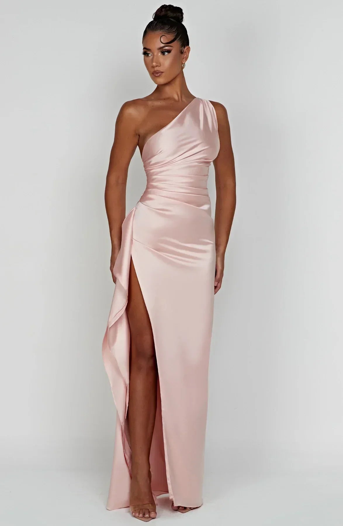 SUNA Luxe Satin One-Shoulder Splitkjole Elegant I Satin