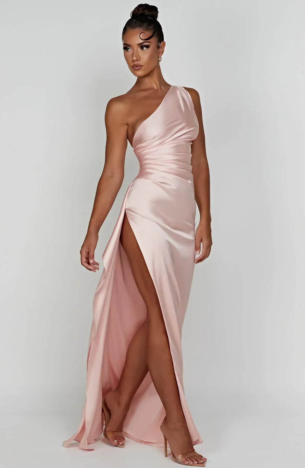 SUNA Luxe Satin One-Shoulder Splitkjole Elegant I Satin