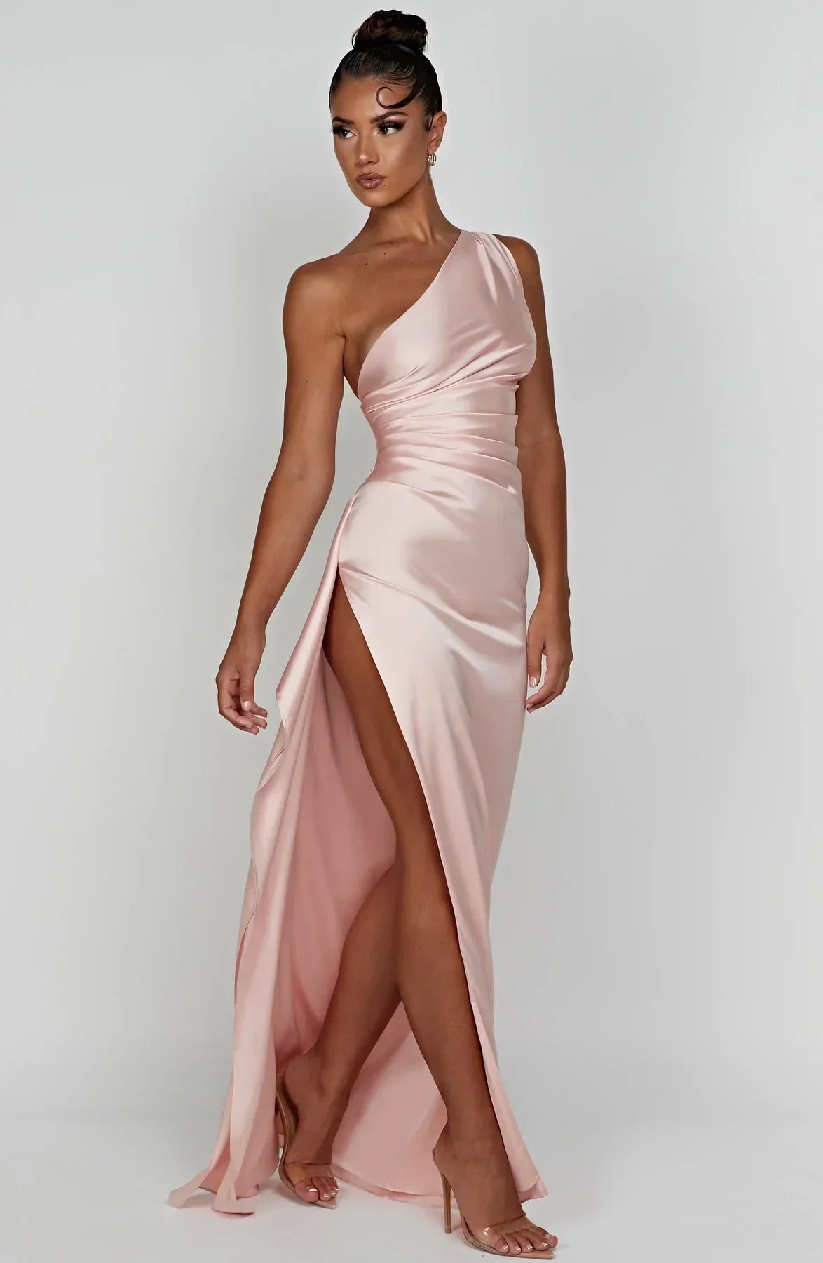 SUNA Luxe Satin One-Shoulder Splitkjole Elegant I Satin