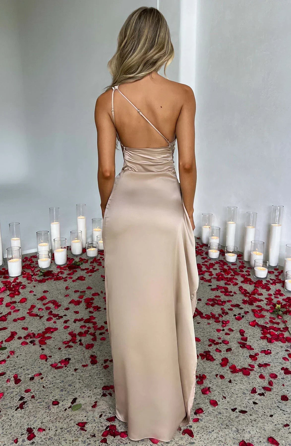 SUNA Luxe Satin One-Shoulder Splitkjole Elegant I Satin