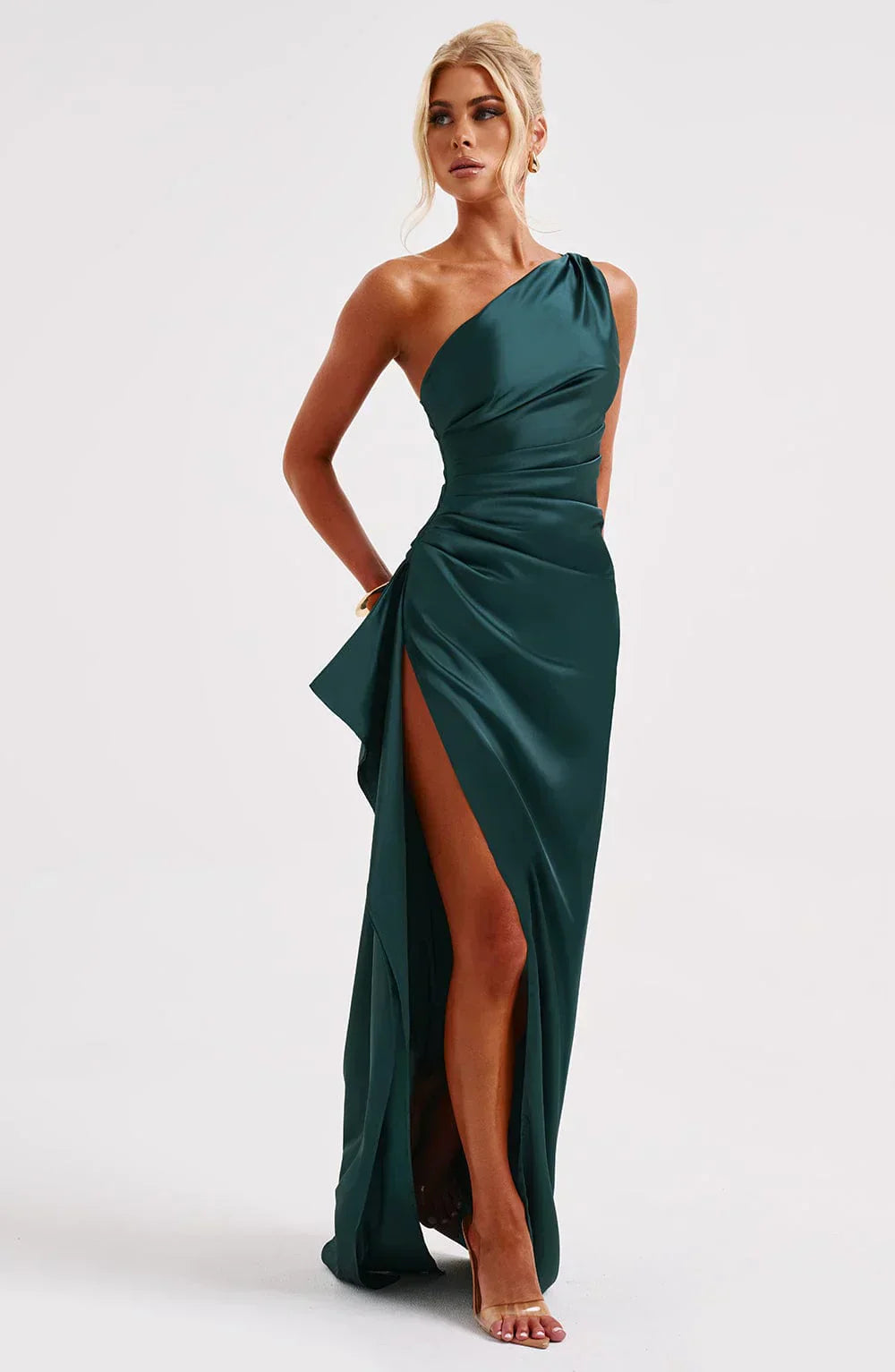 SUNA Luxe Satin One-Shoulder Splitkjole Elegant I Satin