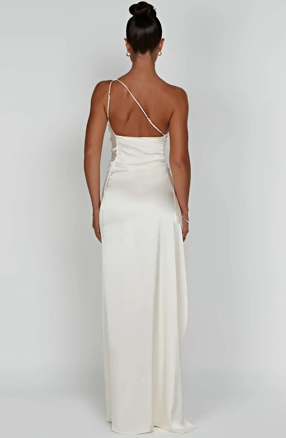SUNA Luxe Satin One-Shoulder Splitkjole Elegant I Satin