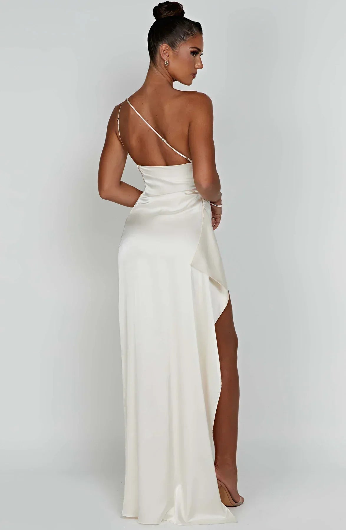 SUNA Luxe Satin One-Shoulder Splitkjole Elegant I Satin