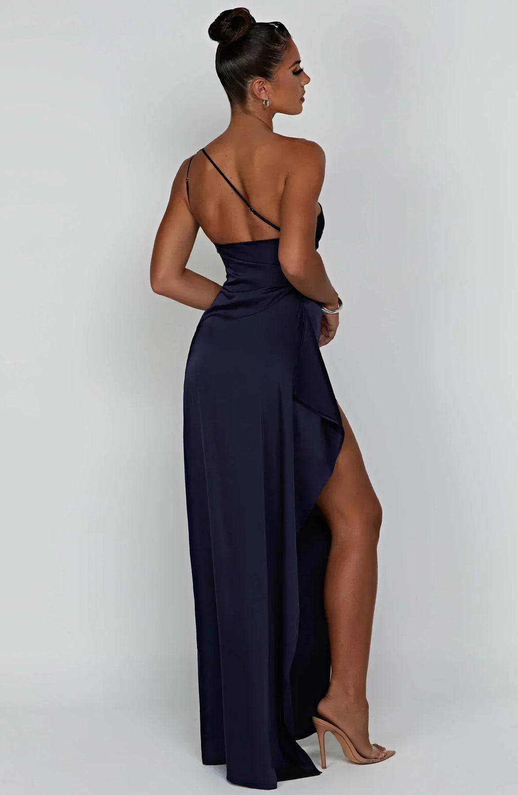 SUNA Luxe Satin One-Shoulder Splitkjole Elegant I Satin