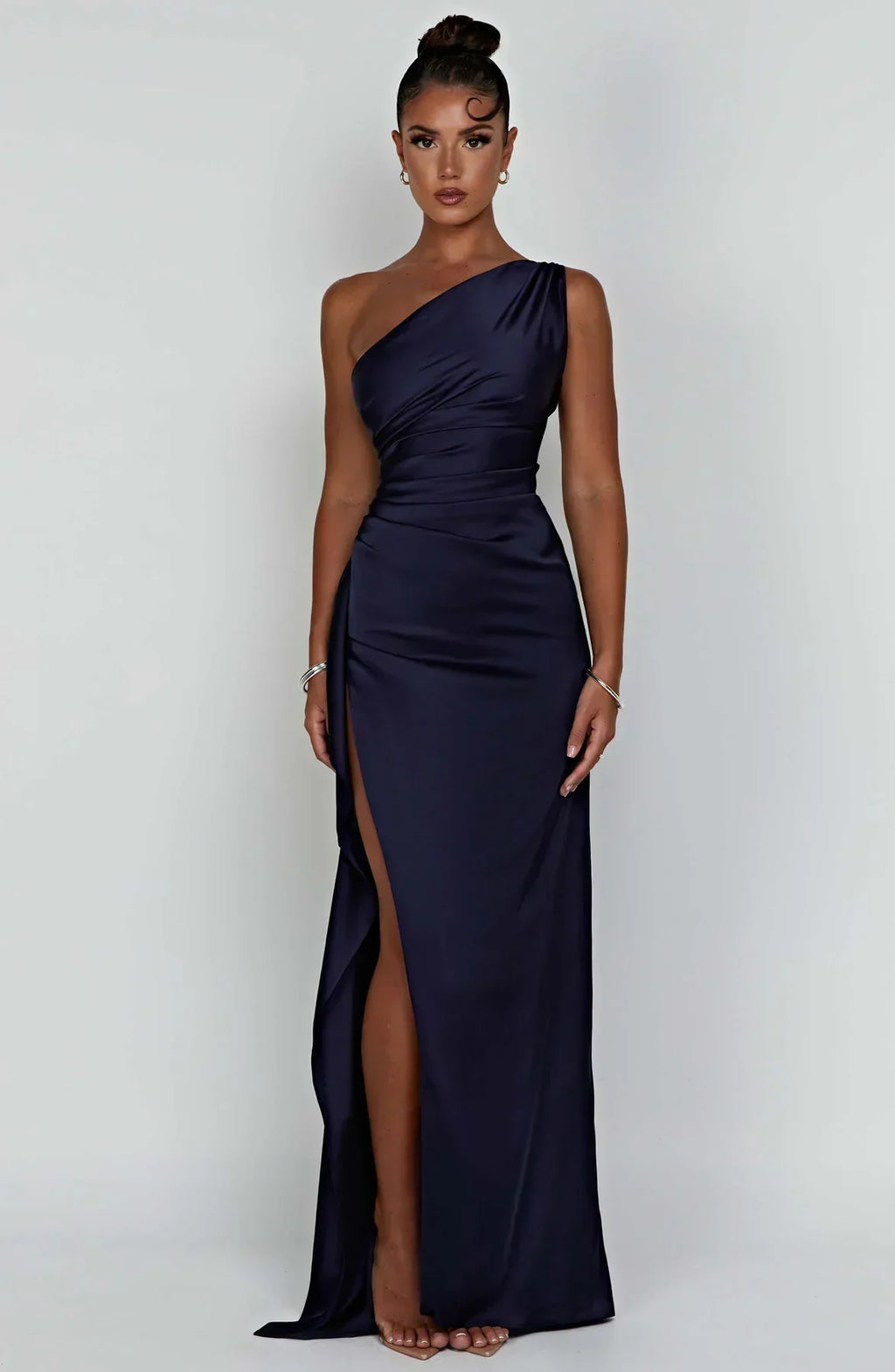 SUNA Luxe Satin One-Shoulder Splitkjole Elegant I Satin