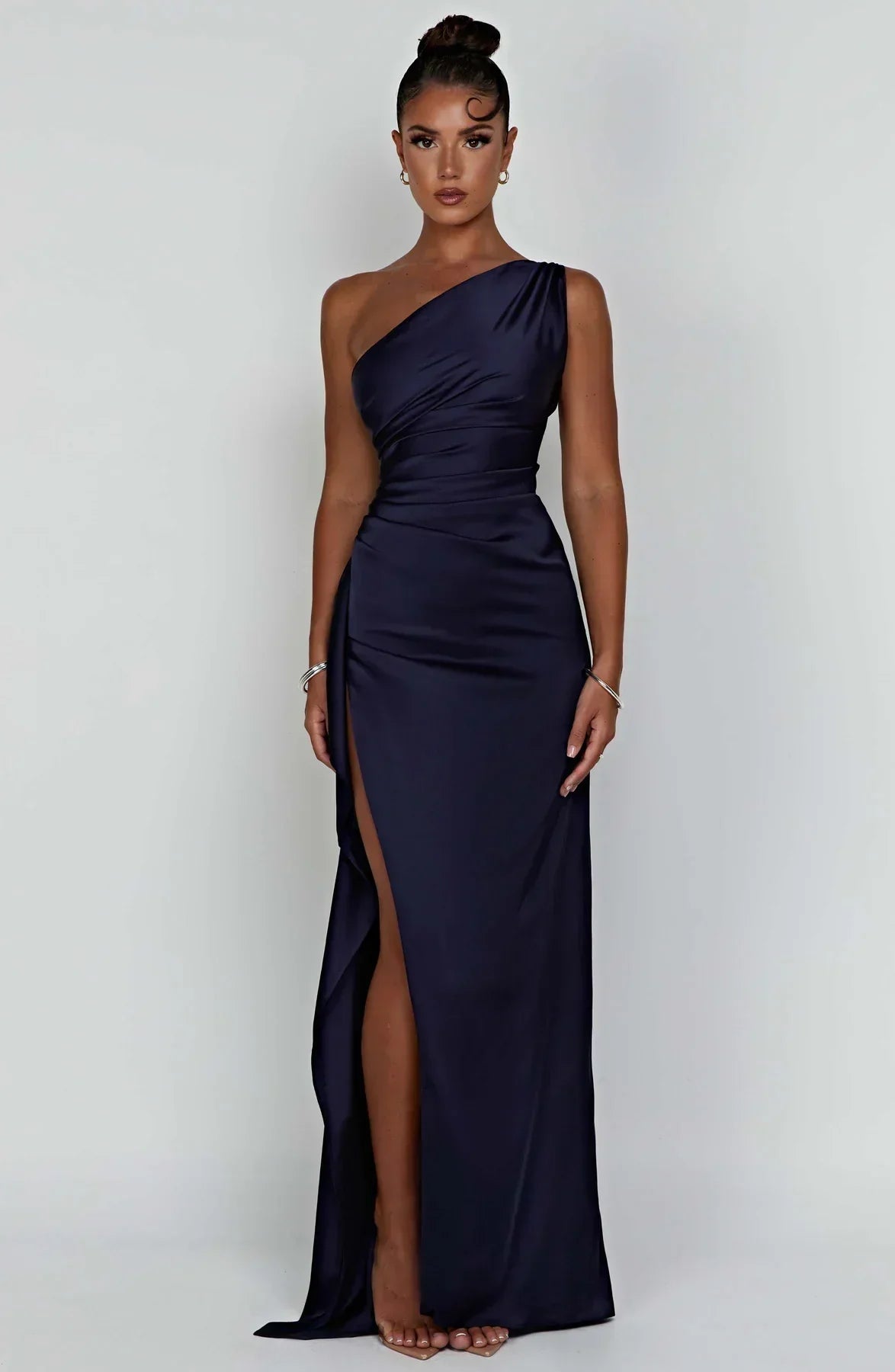 SUNA Luxe Satin One-Shoulder Splitkjole Elegant I Satin