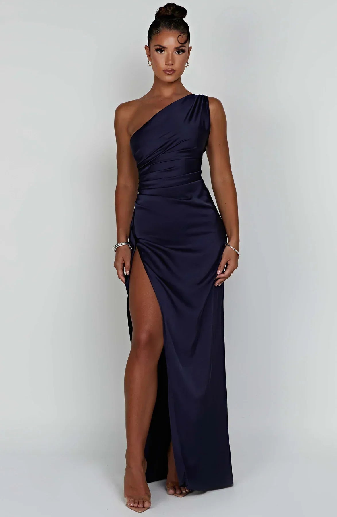SUNA Luxe Satin One-Shoulder Splitkjole Elegant I Satin