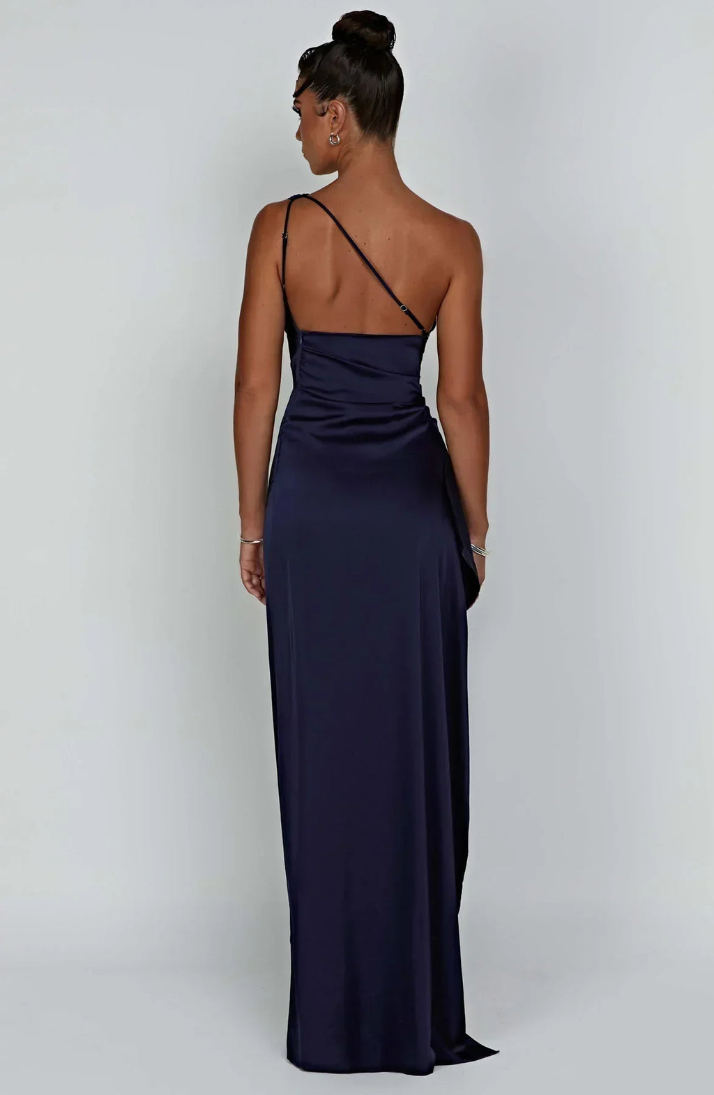 SUNA Luxe Satin One-Shoulder Splitkjole Elegant I Satin