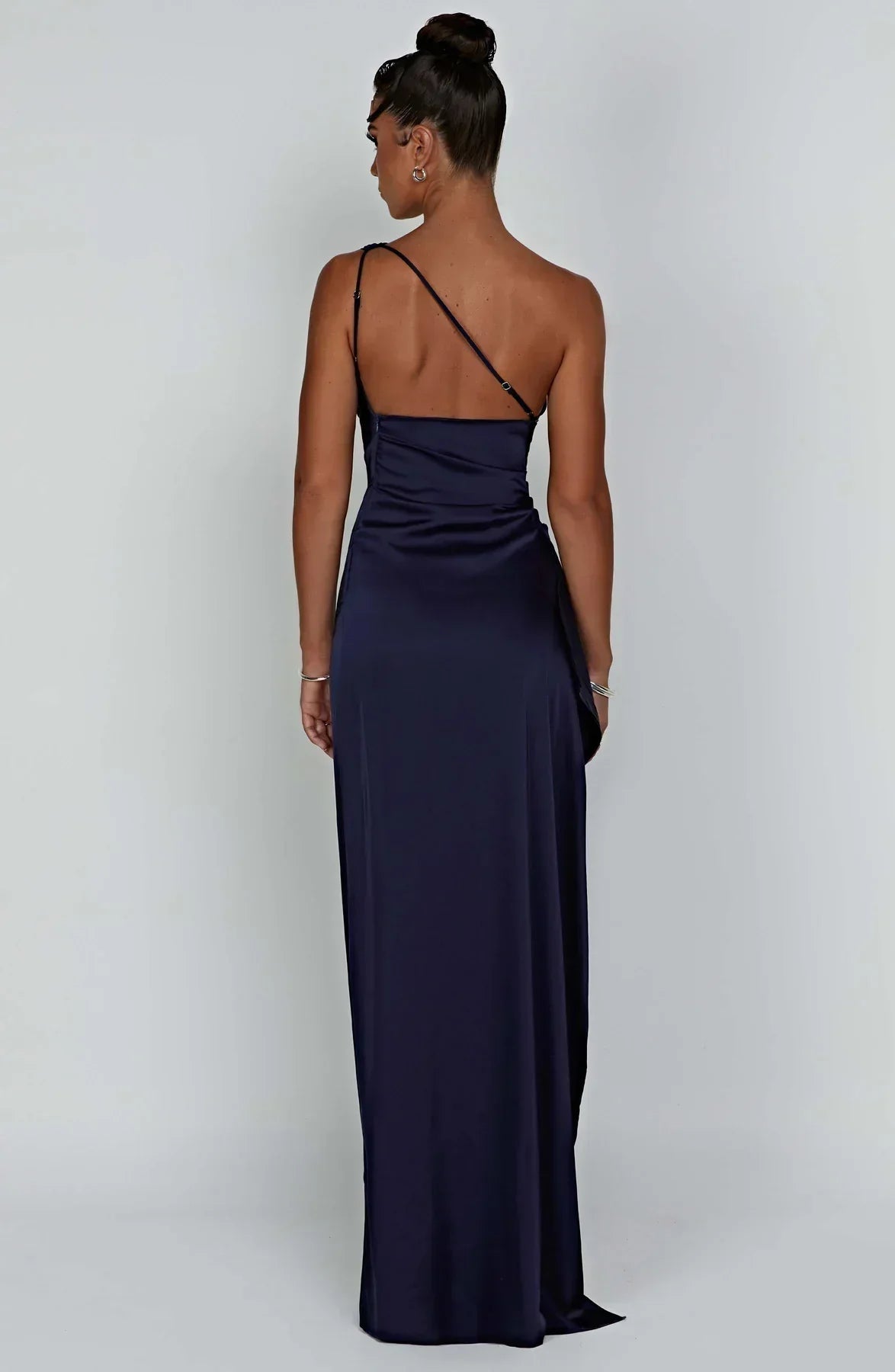 SUNA Luxe Satin One-Shoulder Splitkjole Elegant I Satin
