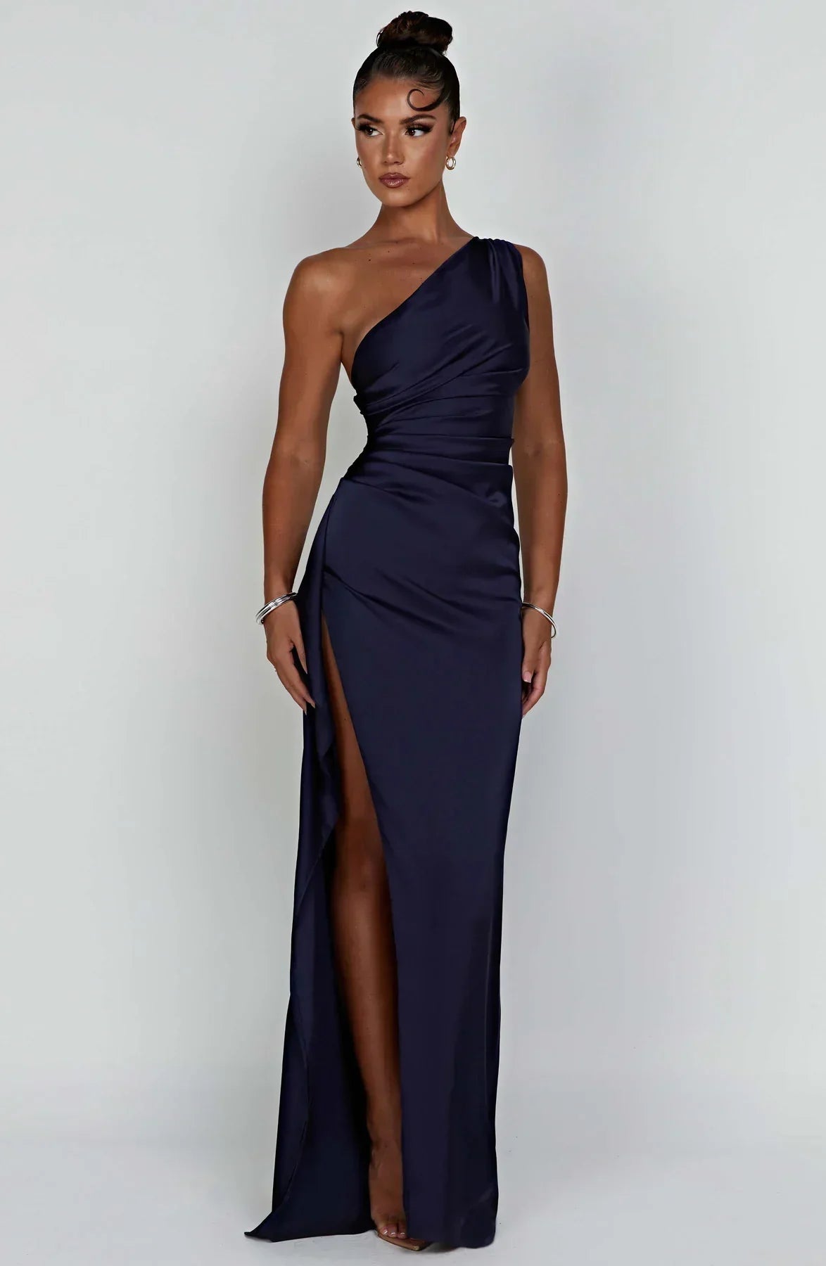 SUNA Luxe Satin One-Shoulder Splitkjole Elegant I Satin Marineblå