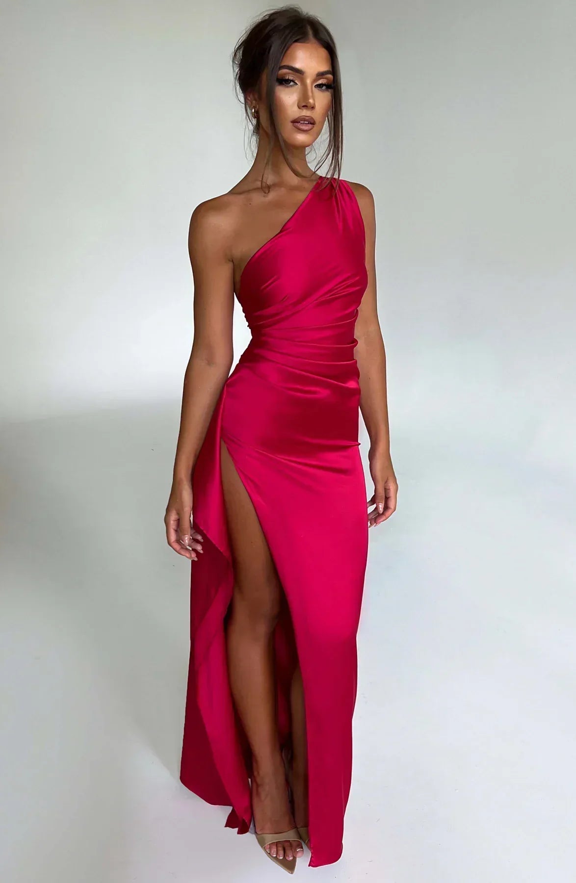 SUNA Luxe Satin One-Shoulder Splitkjole Elegant I Satin Rød