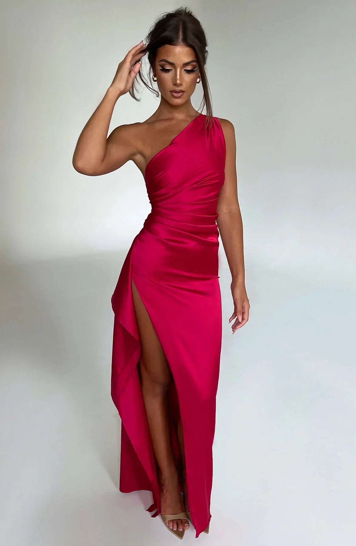 SUNA Luxe Satin One-Shoulder Splitkjole Elegant I Satin