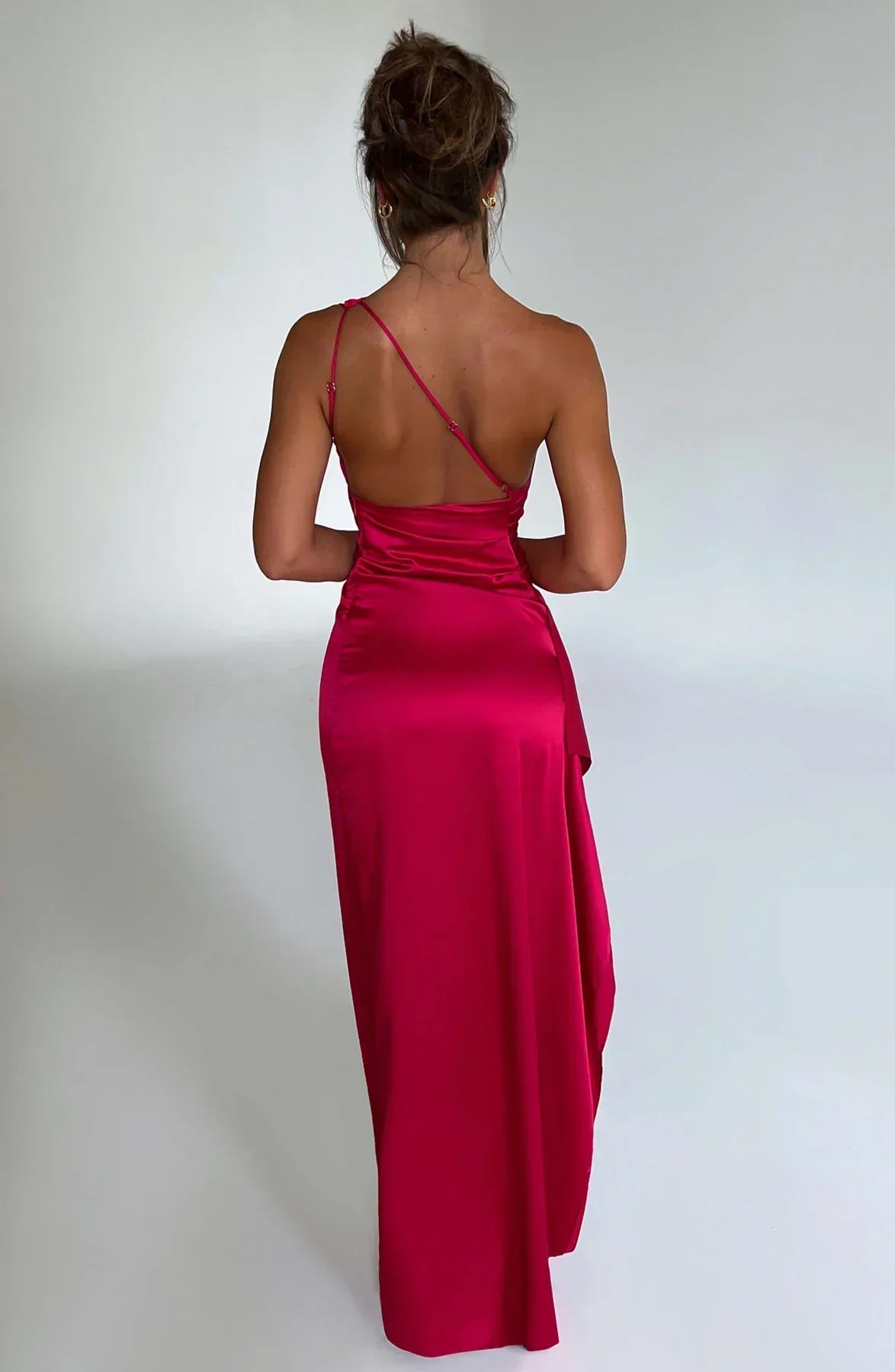 SUNA Luxe Satin One-Shoulder Splitkjole Elegant I Satin