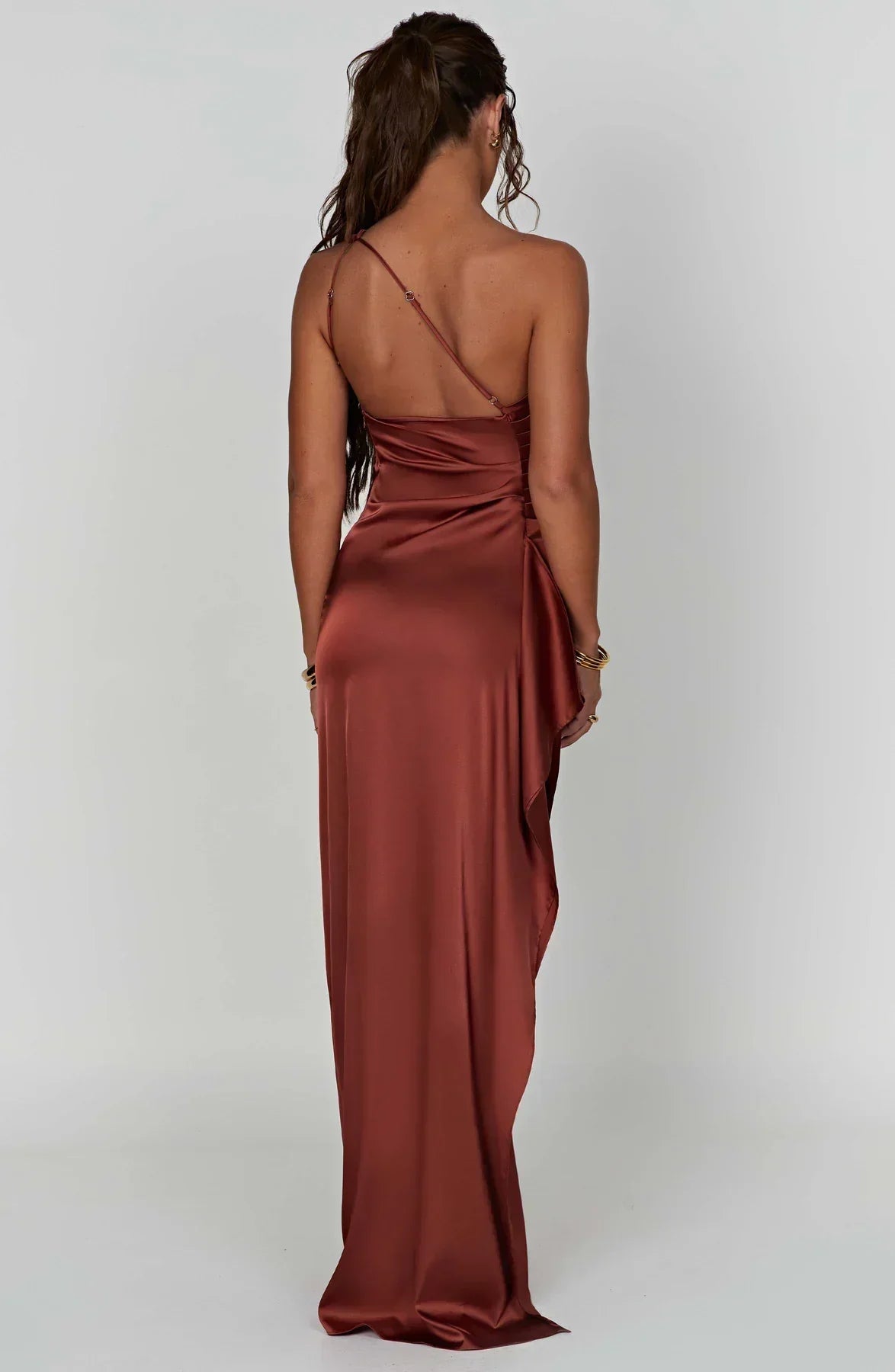 SUNA Luxe Satin One-Shoulder Splitkjole Elegant I Satin