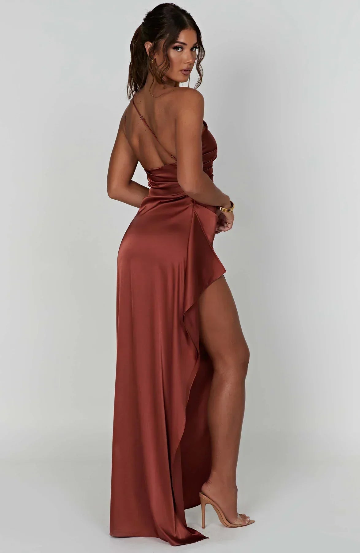 SUNA Luxe Satin One-Shoulder Splitkjole Elegant I Satin