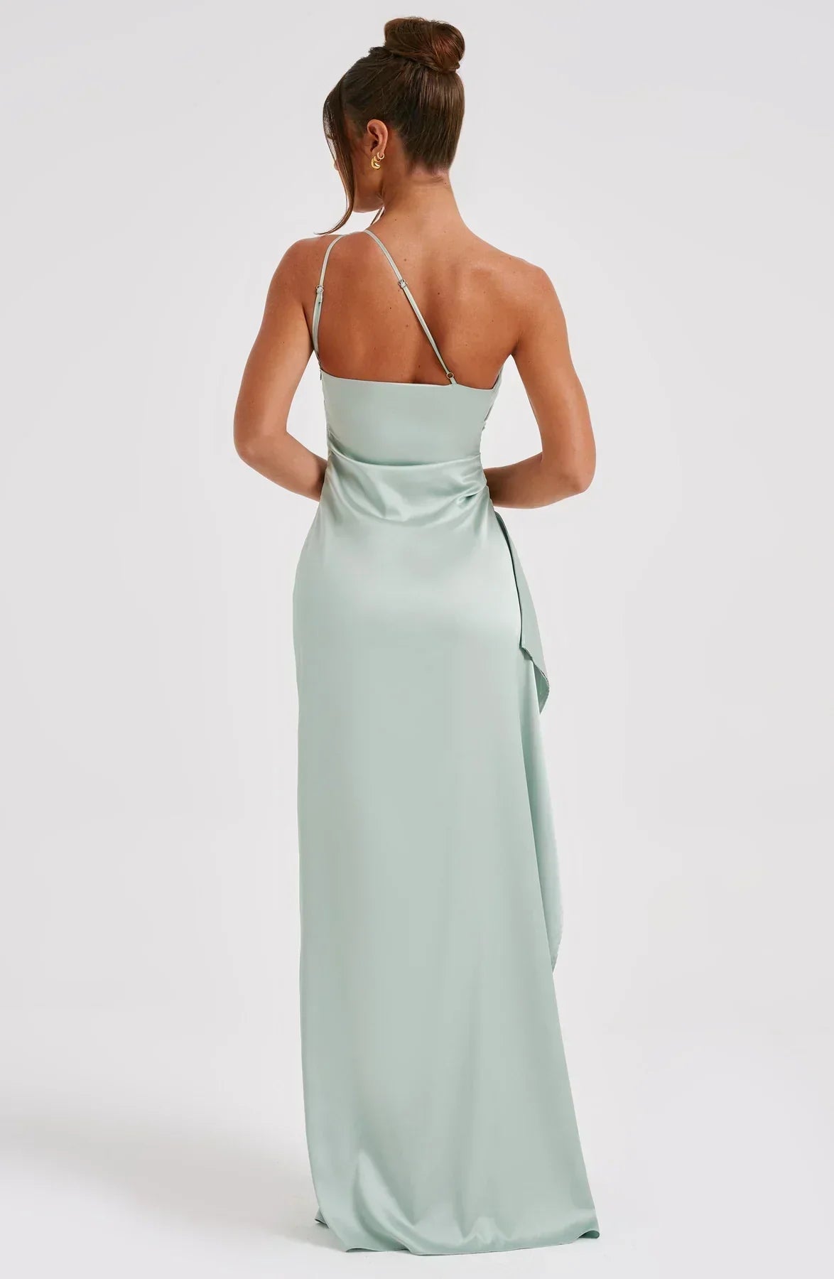 SUNA Luxe Satin One-Shoulder Splitkjole Elegant I Satin