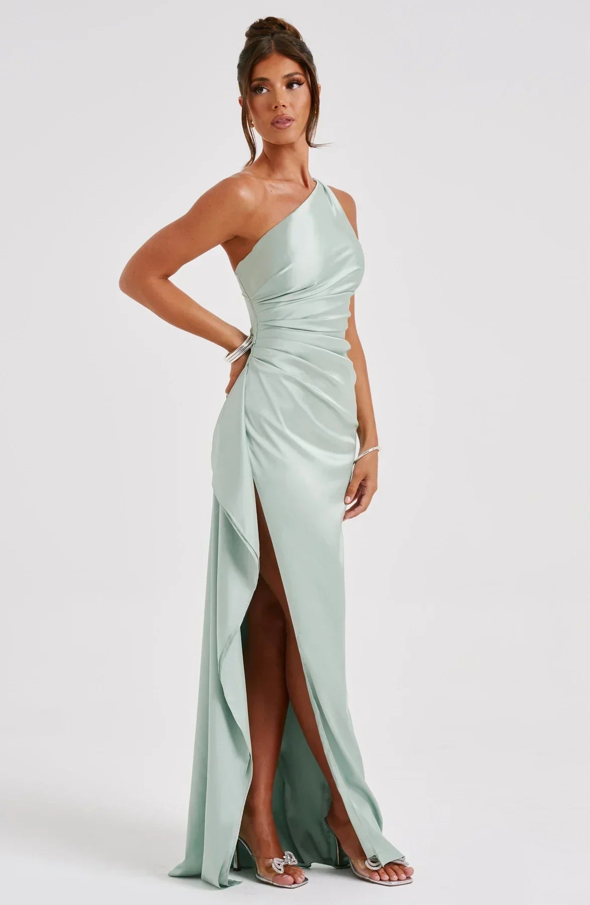 SUNA Luxe Satin One-Shoulder Splitkjole Elegant I Satin