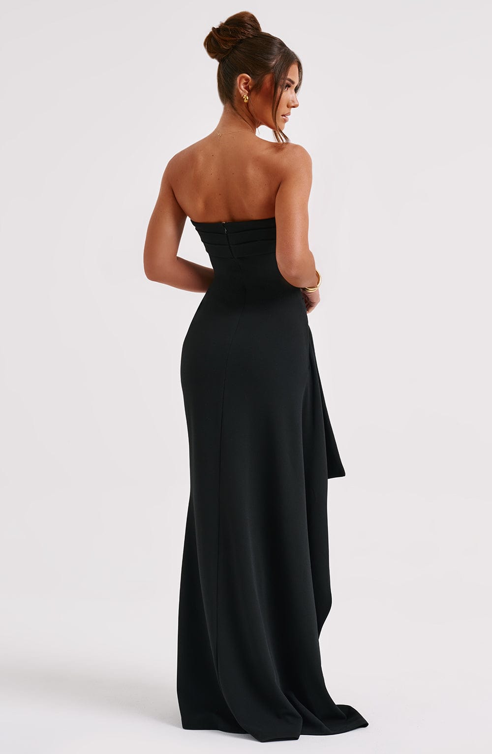 SUNA Off-Shoulder Maxi Kjole med Høj Slids