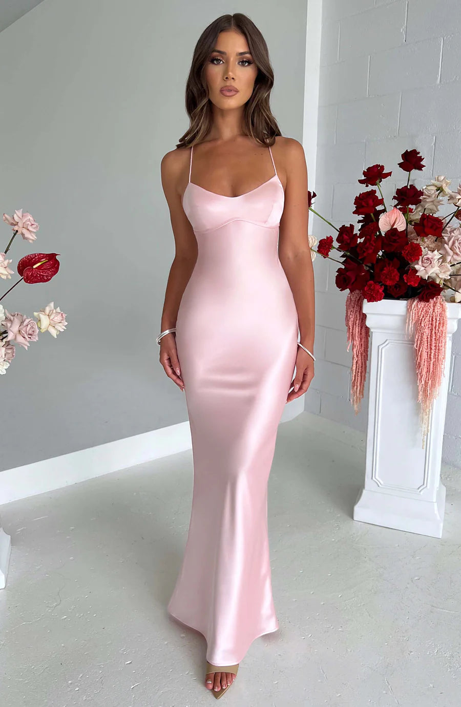 SUNA Ønskeøer Maxi Kjole i Midt-Stretch Satin med Glans Pink