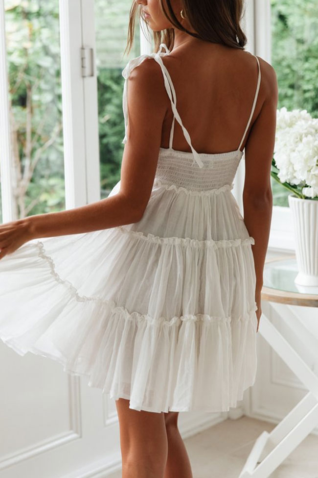 SUNA Flatterende Lagdelt Ruffle Empire Talje Mini Sommerkjole Hvid