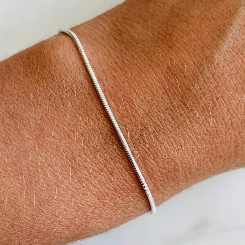 SUNA Bånd | Minimalistisk Armbånd Med Slangespænde Sølv