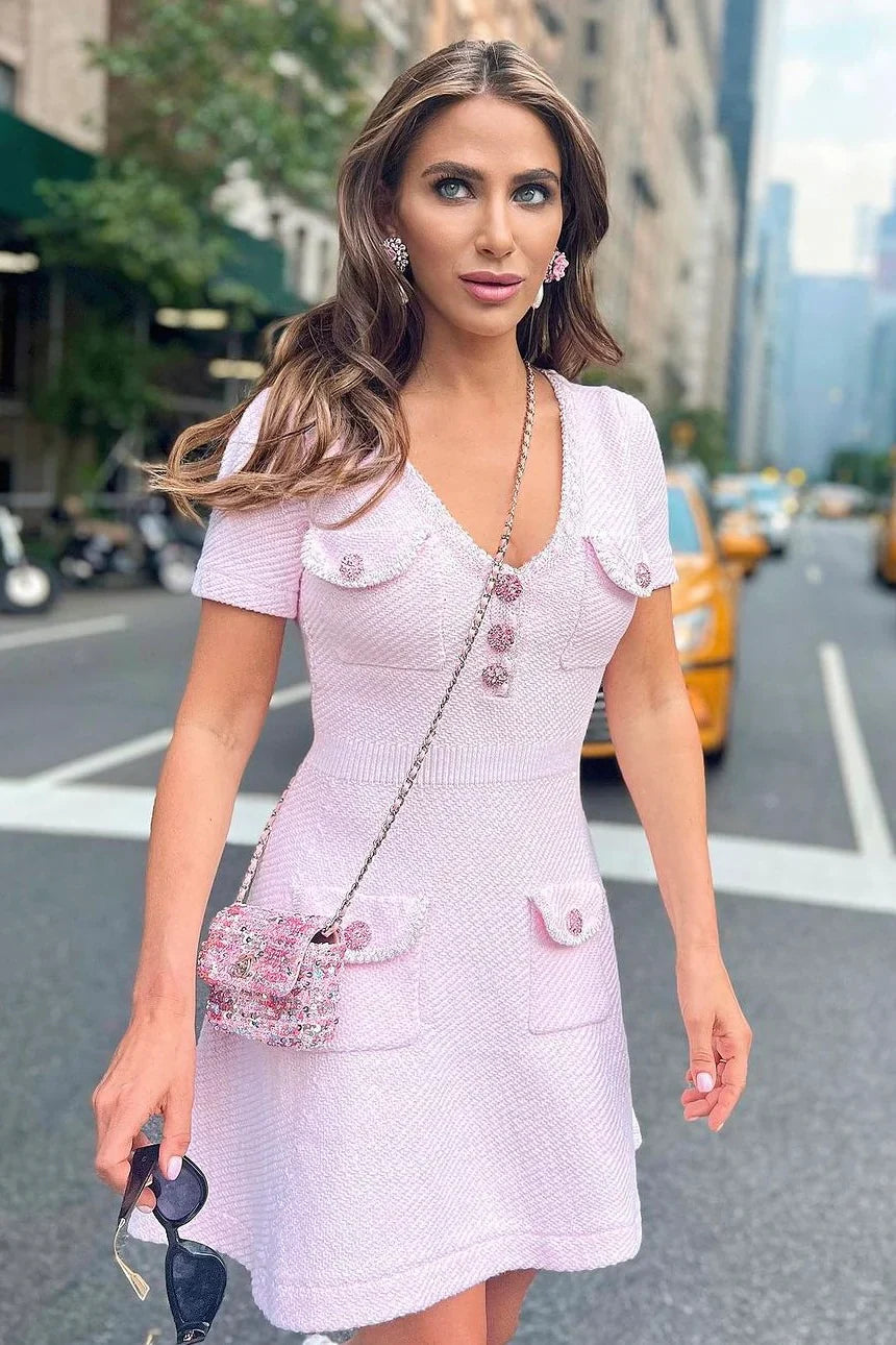 SUNA Mini Dress i Baby Pink med Knappede Kristaldetaljer