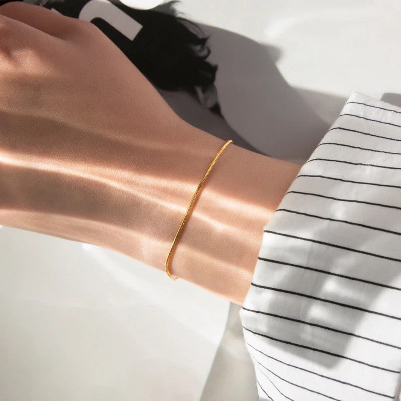 SUNA Bånd | Minimalistisk Armbånd Med Slangespænde Guld