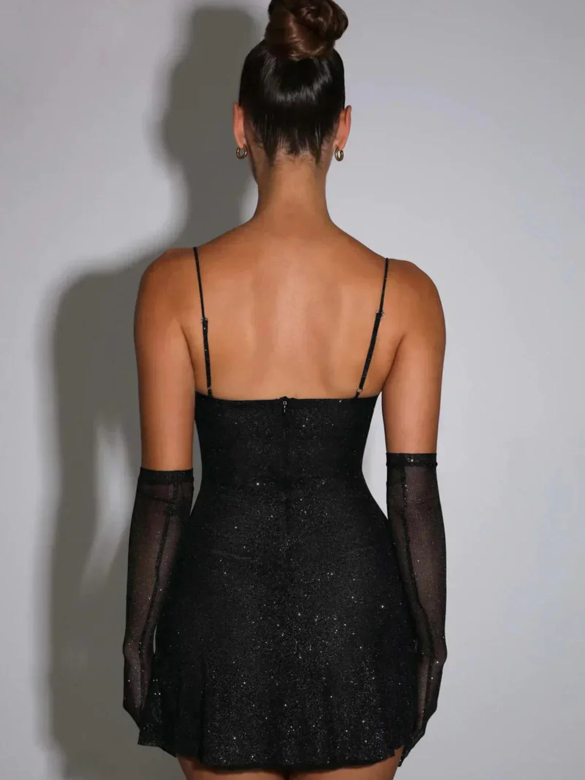 SUNA Glitrende Mesh Slip Mini Kjole med Side Slids til Fester