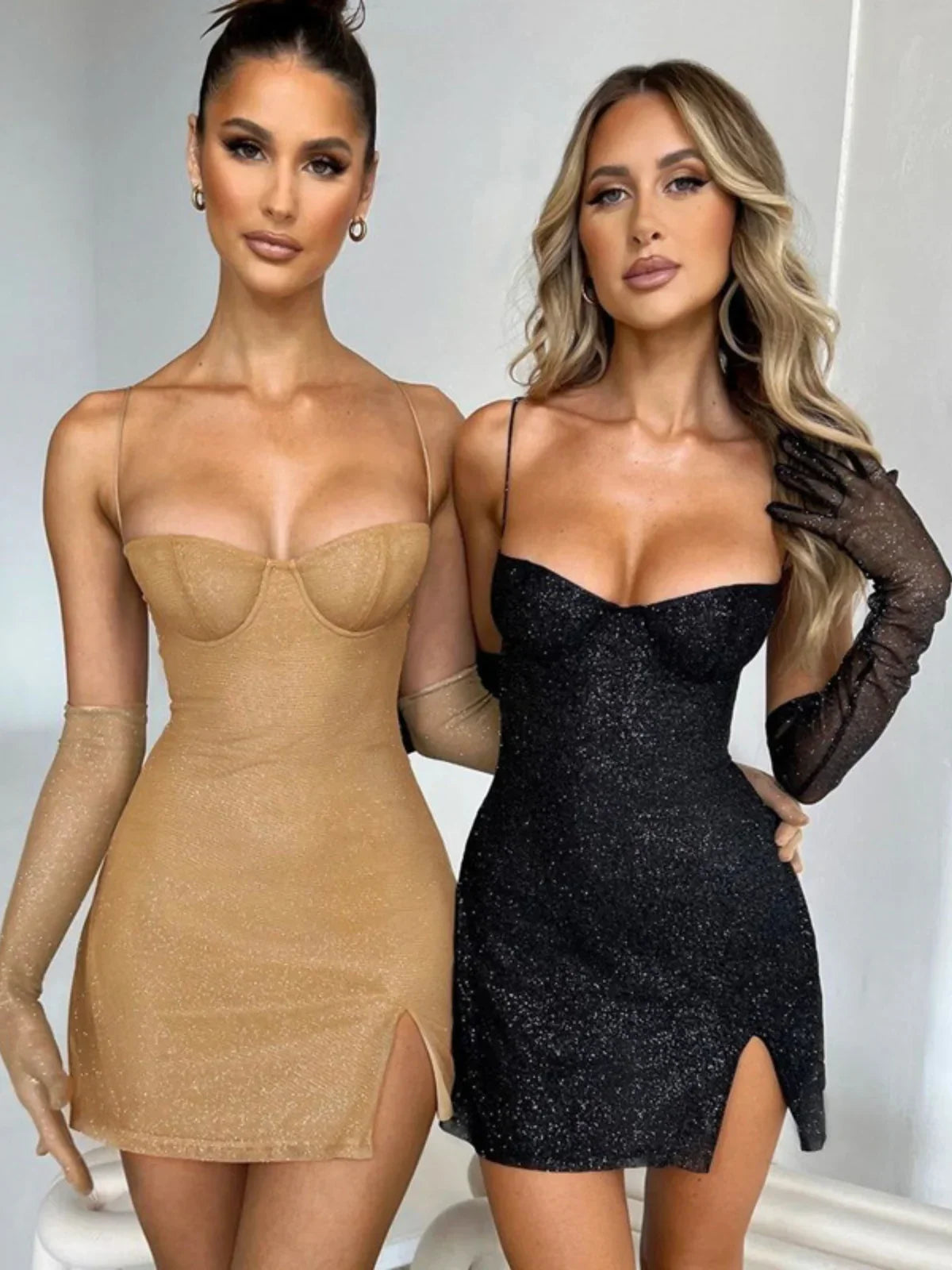 SUNA Glitrende Mesh Slip Mini Kjole med Side Slids til Fester