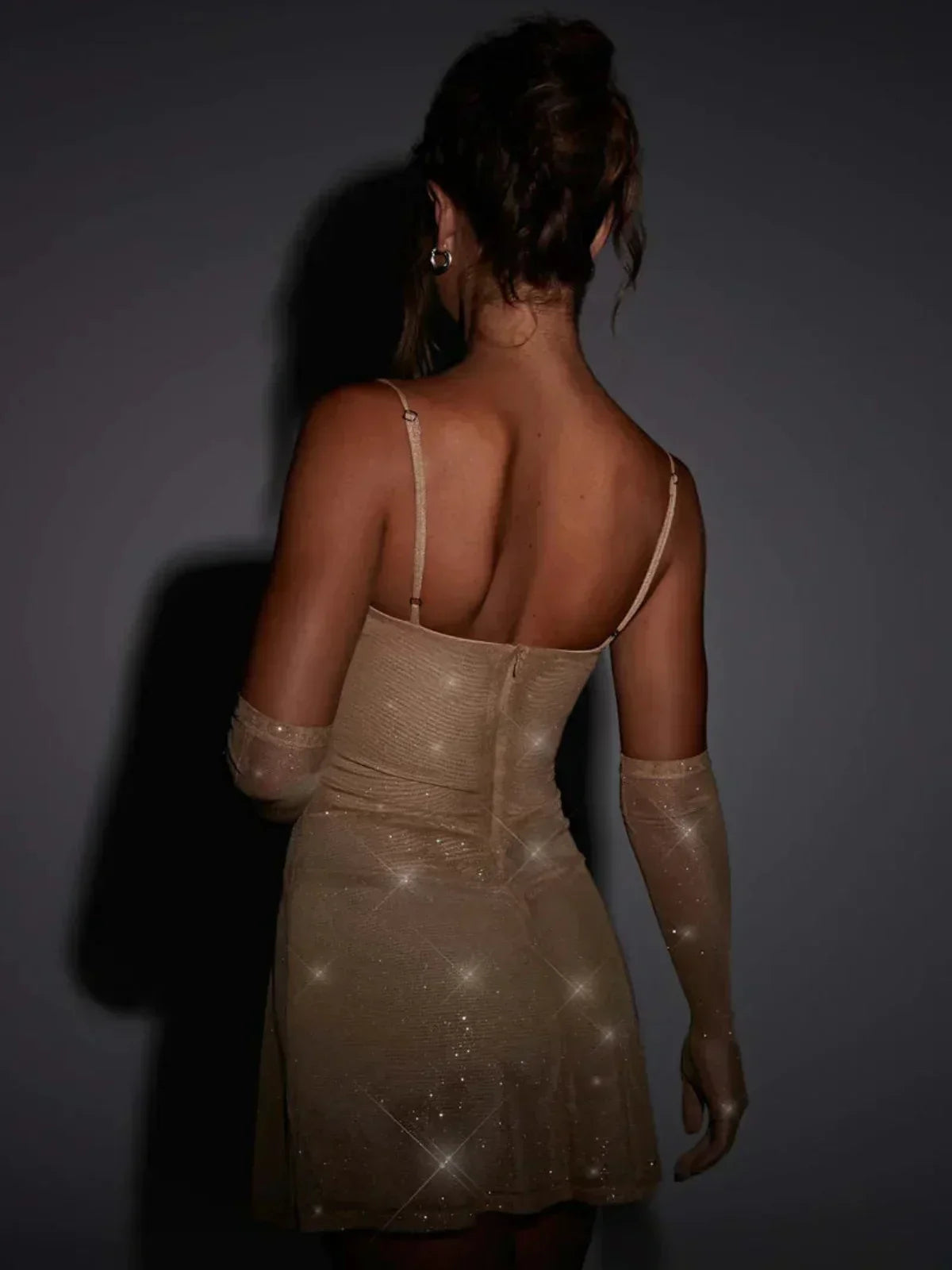SUNA Glitrende Mesh Slip Mini Kjole med Side Slids til Fester