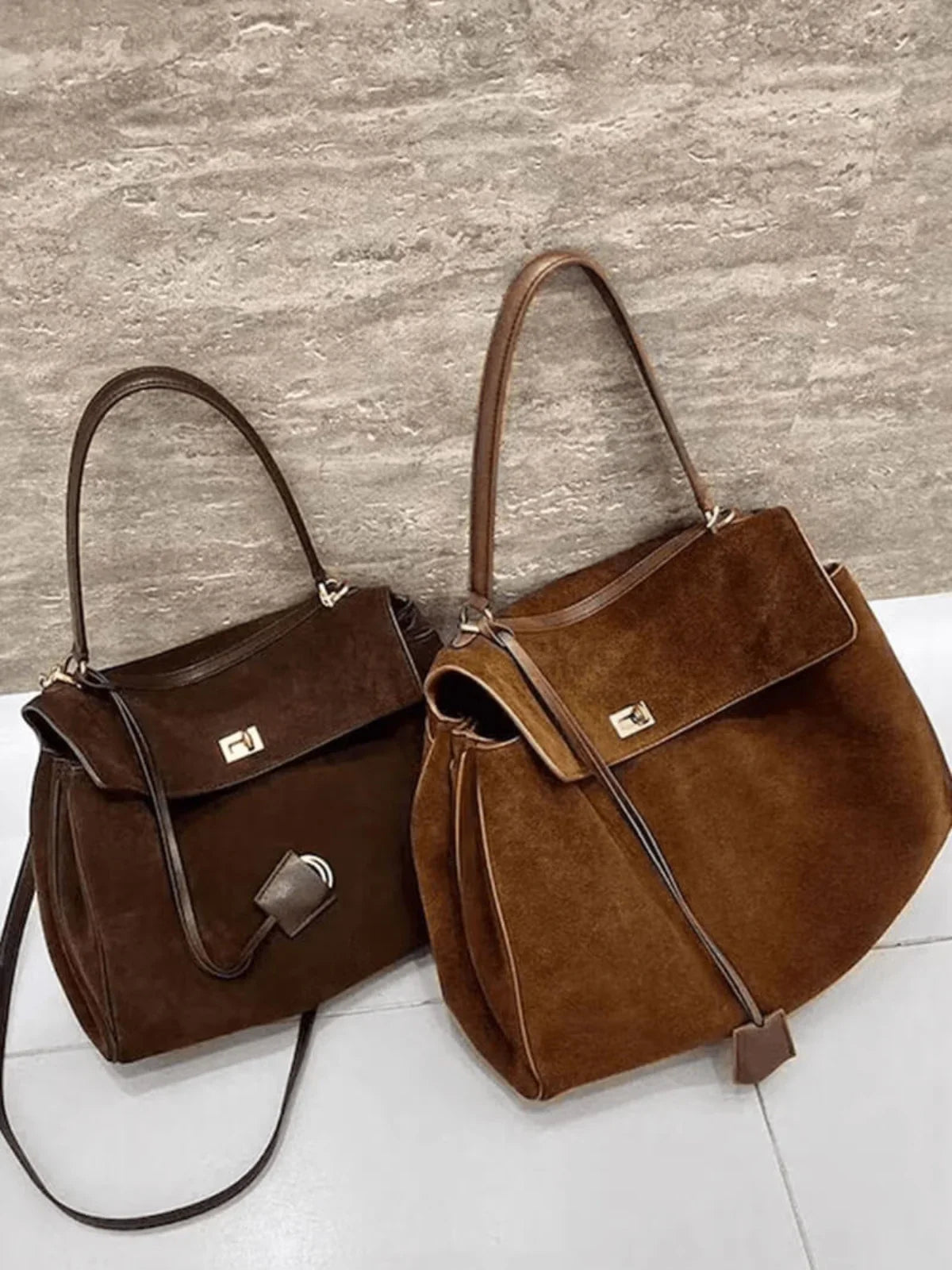 SUNA Elegant Suede Satchel Med Top Håndtag Og Twist-Lås Lukning