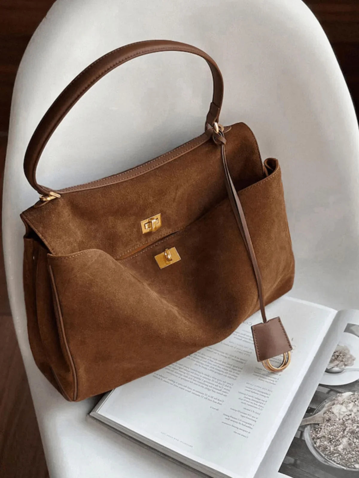 SUNA Elegant Suede Satchel Med Top Håndtag Og Twist-Lås Lukning