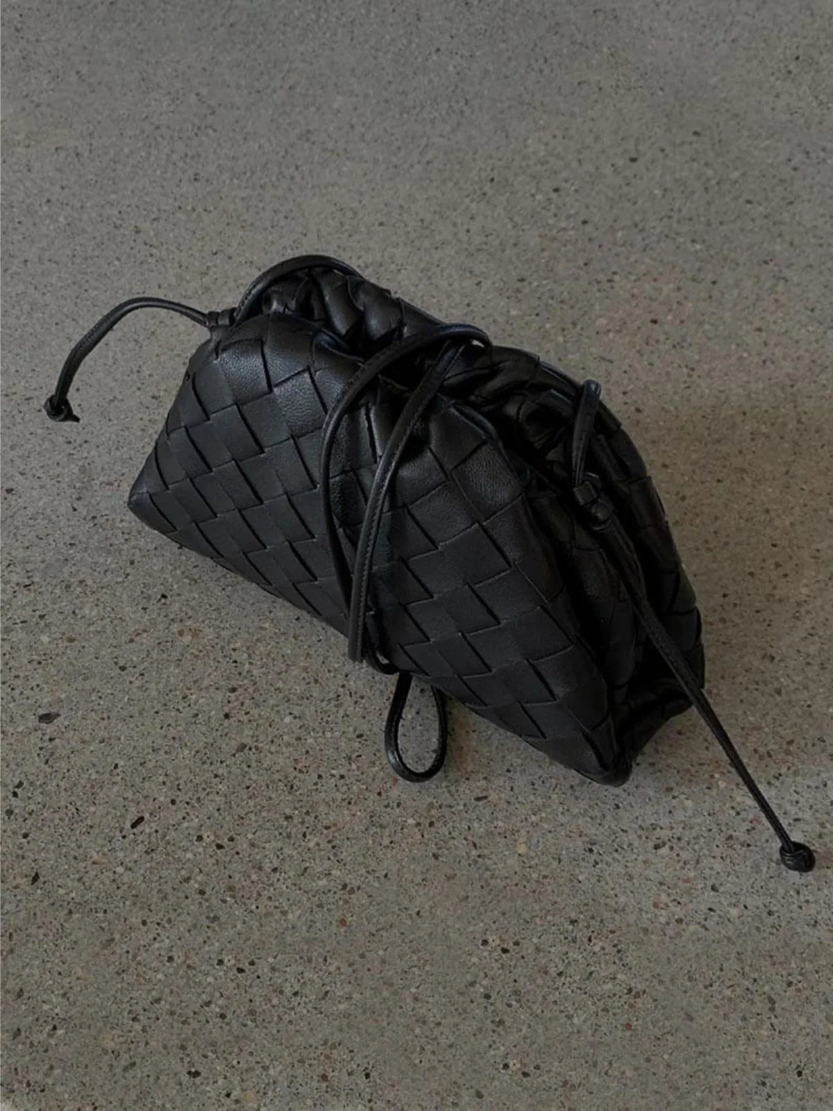 SUNA Flettet Faux Læder Drawstring Taske