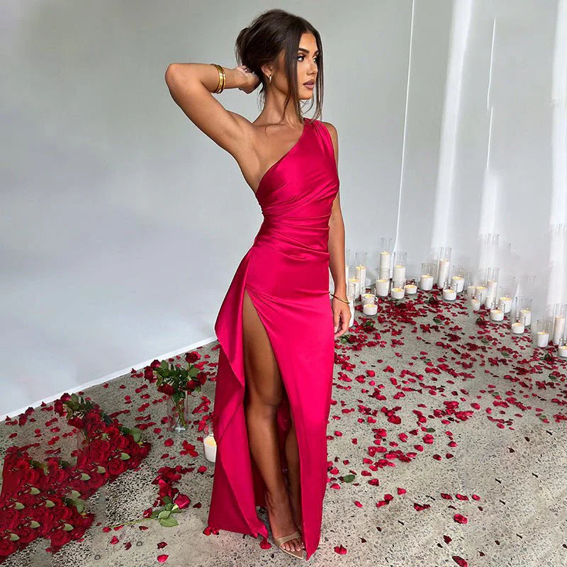 SUNA Bryde Fri Satin Maxi Kjole – Elegant Plisseret Design – Chic Kjole til Fest og Hverdag Kraprød