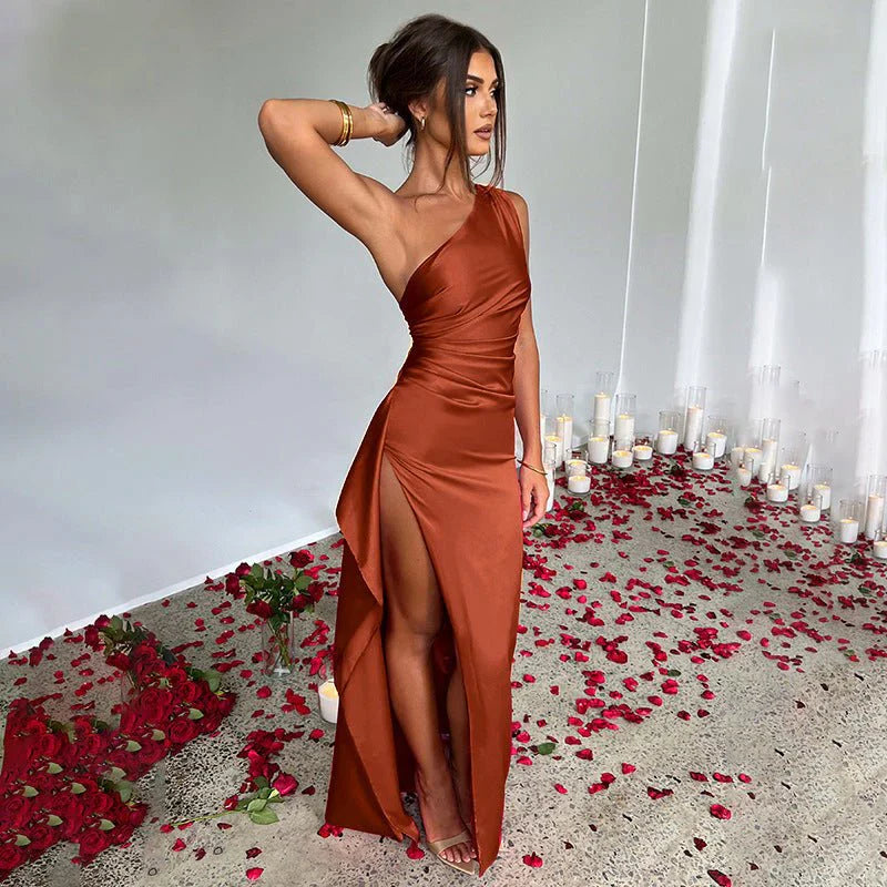 SUNA Break Free Satin Maxi Kjole Med Plisseret Skulderdesign Brun