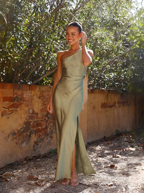 SUNA Seraphina Satin One-Shoulder Maxi Kjole med Elegant Split