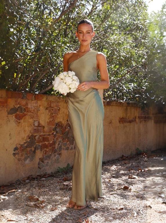 SUNA Seraphina Satin One-Shoulder Maxi Kjole med Elegant Split
