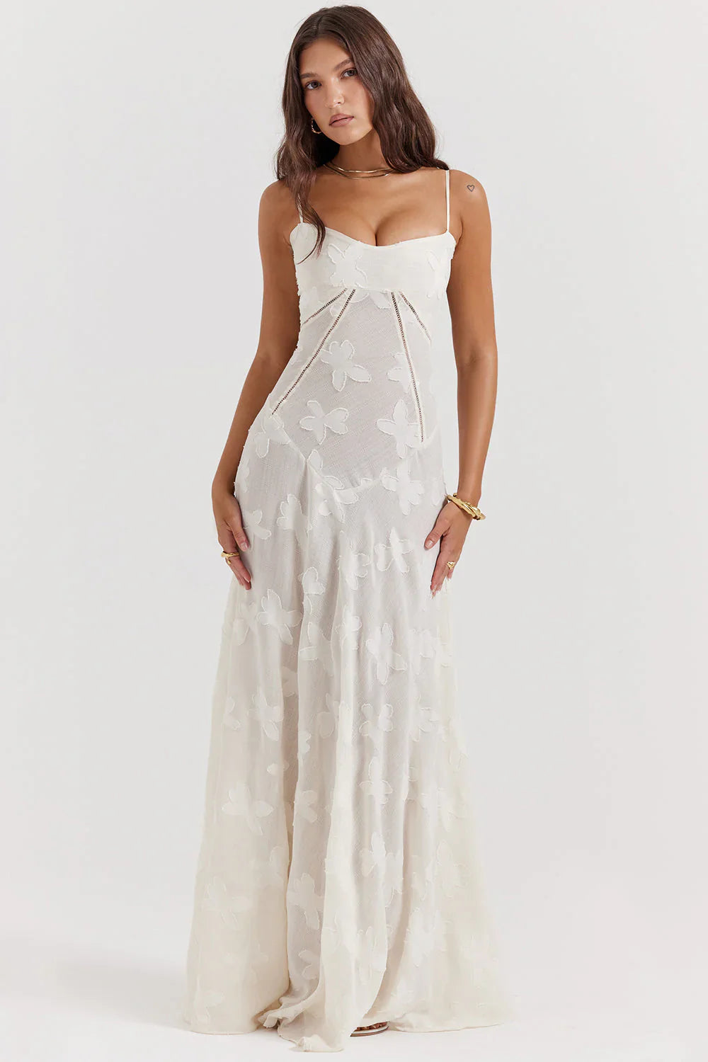 SUNA Fortryllet Maxi Kjole med Vintage Snøring og Blomsterdesign Hvid